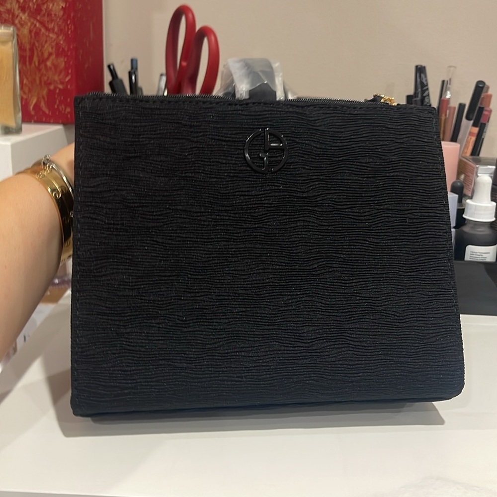New without tags or box Giorgio Armani beauty bag⭐️⭐️⭐️⭐️⭐️⭐️